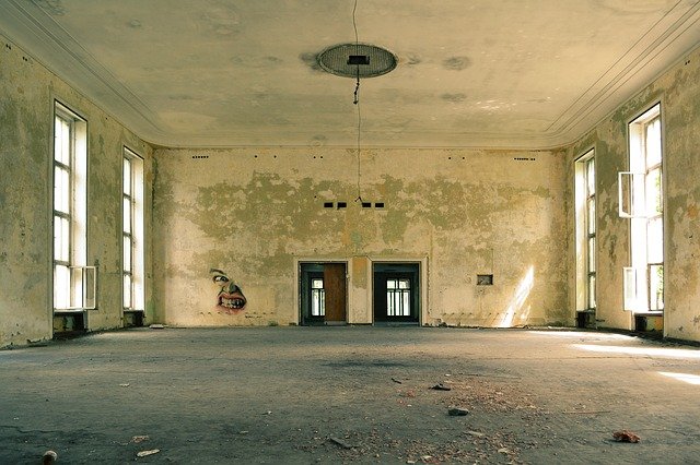 Quelle suspension choisir dans un salon bas de plafonds ?
