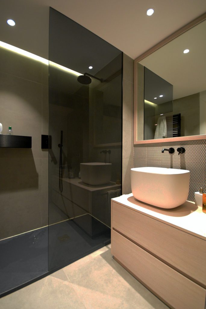 L&rsquo;Art du Rideau de Douche&nbsp;: Créez Votre Propre Galerie d&rsquo;Art Moderne dans la Salle de Bain