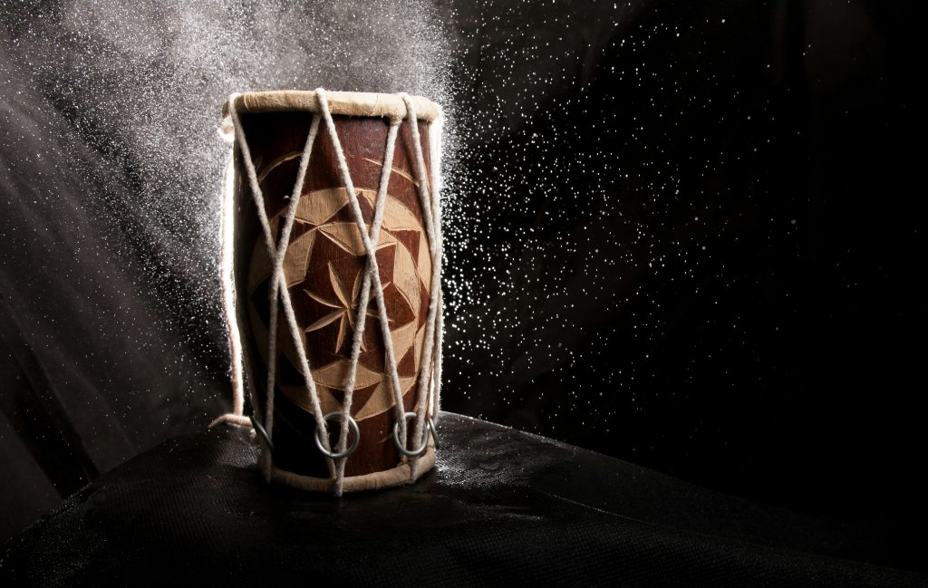 Les musiciens et groupes célèbres qui ont adopté le Tongue Drum