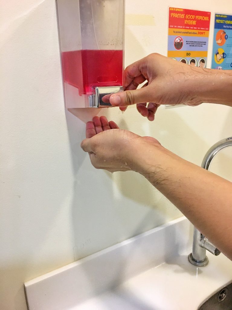 Optez pour le style et la clarté avec le distributeur de savon transparent dans votre salle de bain